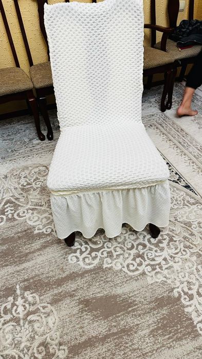 Продается стол и стулья и чехлы