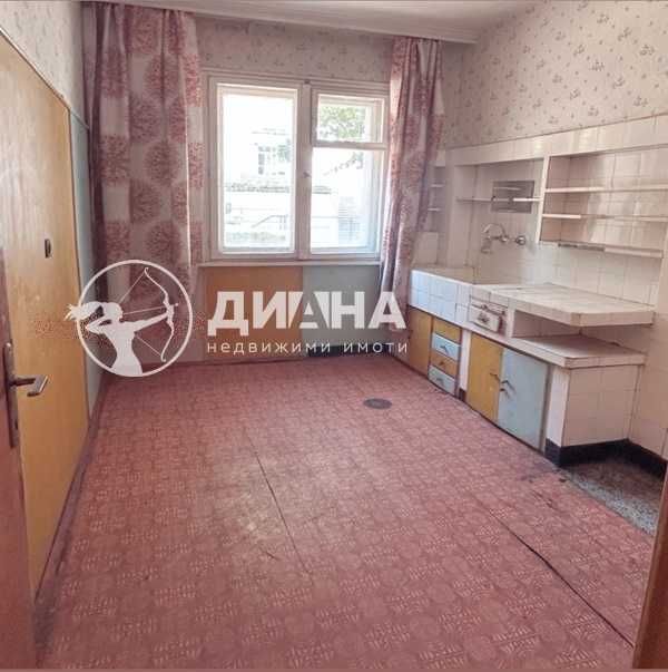 Тристаен монолит, до НОИ, Младежки хълм