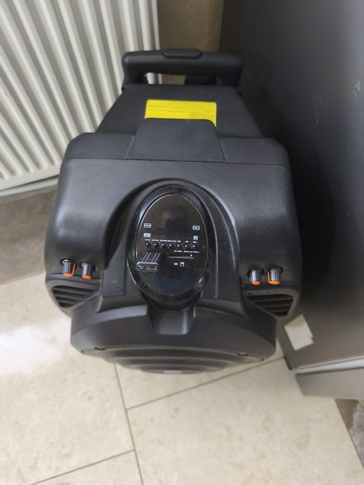 Vând boxa Akai 60 w cu microfon și incarcator