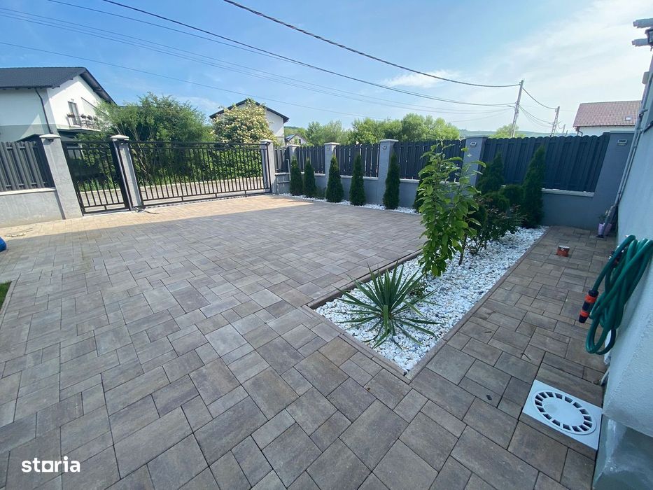 Casa  utilata si mobilata in Livezeni, asfalt, curte amenajata, nou