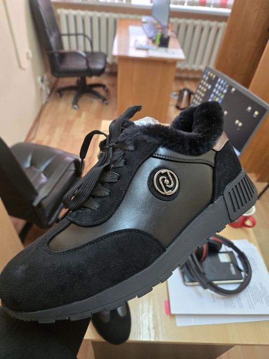 Продам зимние кроссовки