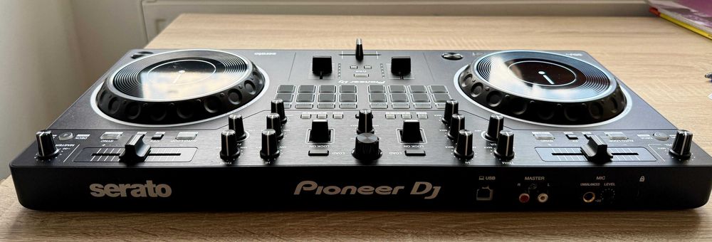 Vand Controler DJ - model Pioneer DDJ-REV1