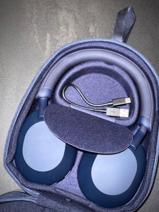 Sony WH1000XM5 + Hard Case