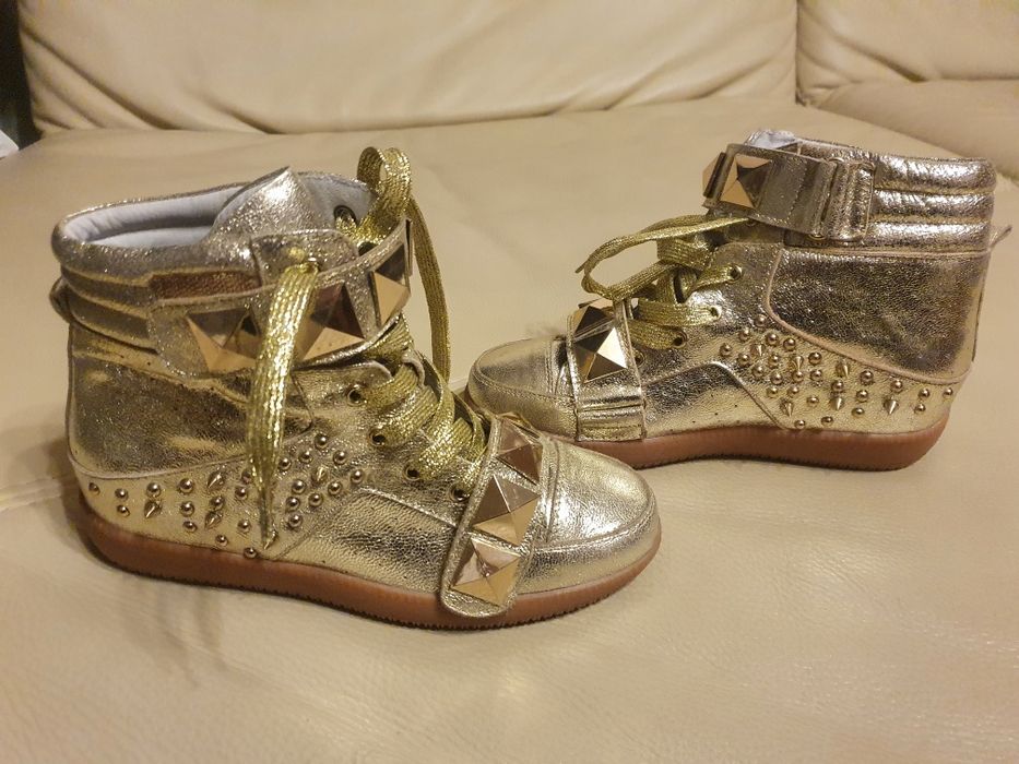 Обувки тип маратонки -високи