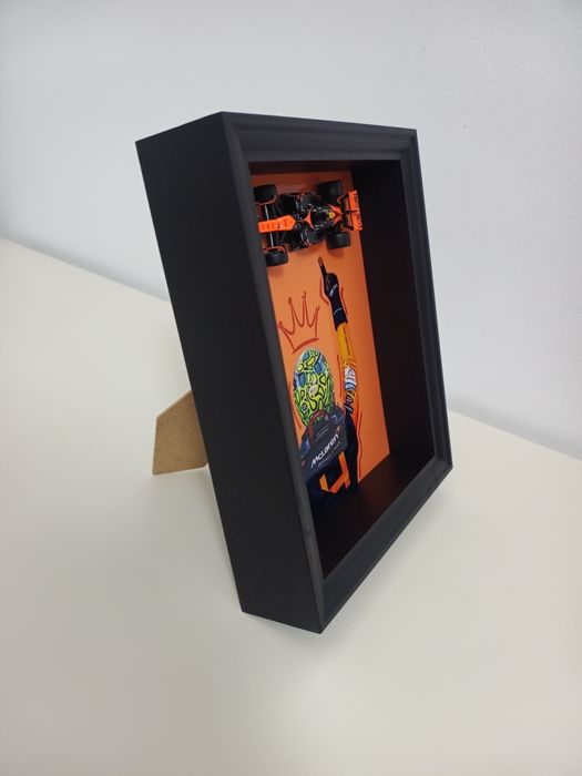 Tablou din lemn 25x20 cm – Machetă F1 Lando Norris „Campion Mondial”