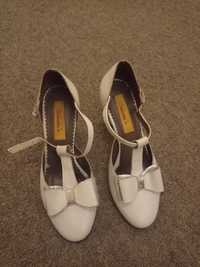 Pantofi albi de mireasa