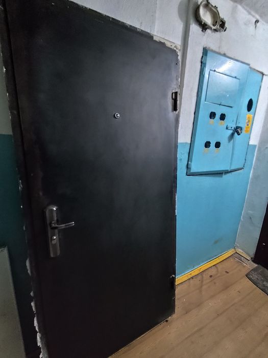 Продам входную двер, в хорошем  состоянии , железную, цельно