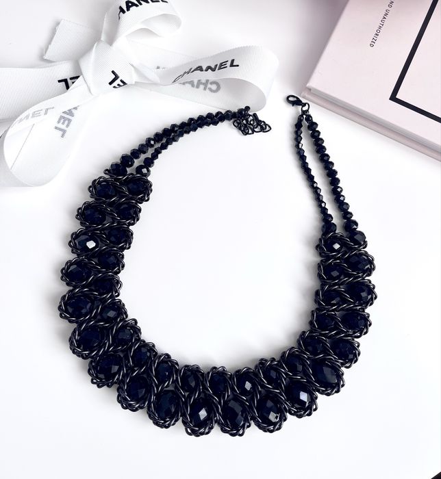 Колиета с кристали в бяло и черно