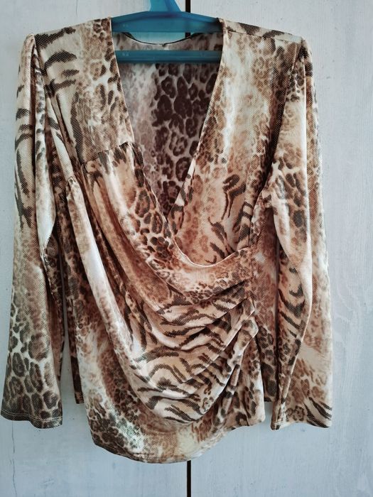 Сатамын кофта.б/у. Таза. Кымбат емес. Алам деушилер хабарласындар  .