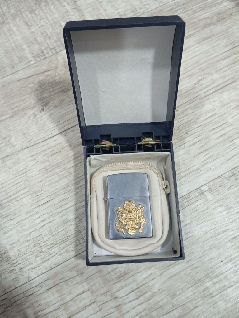 Зажигалка Zippo и разные 4 штуки одна на бензине, 3 на газу