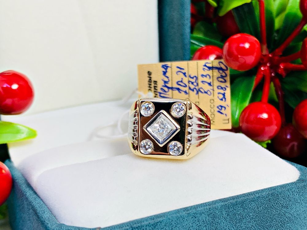 Золотой перстень с бриллиантами огранки – Принцесса и Круглые