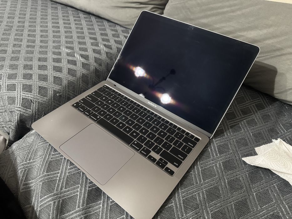 MacBook 13″ Air M1 – батерия 100%, леко износване по ръбовете