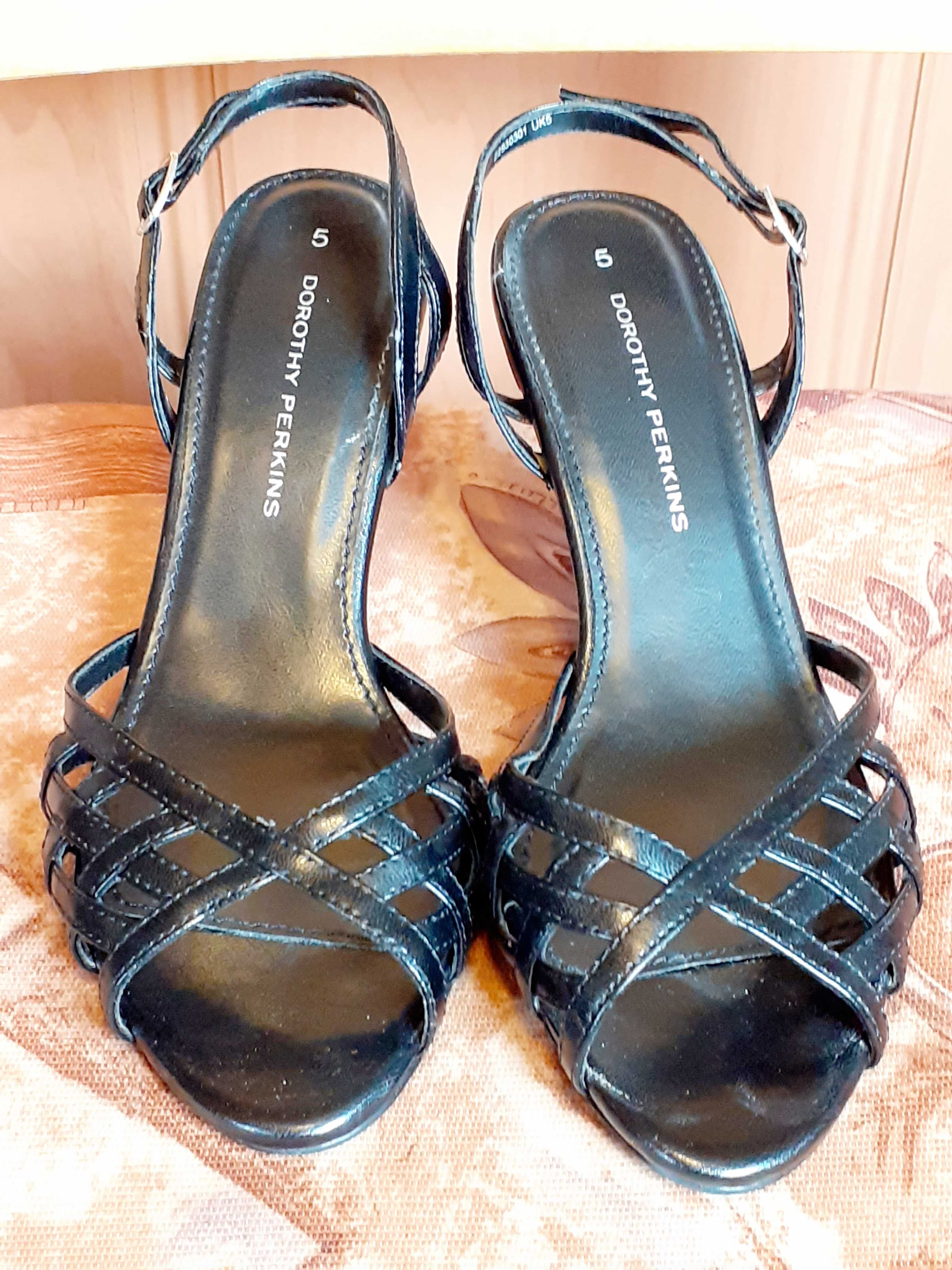 Черни дамски сандали с ток