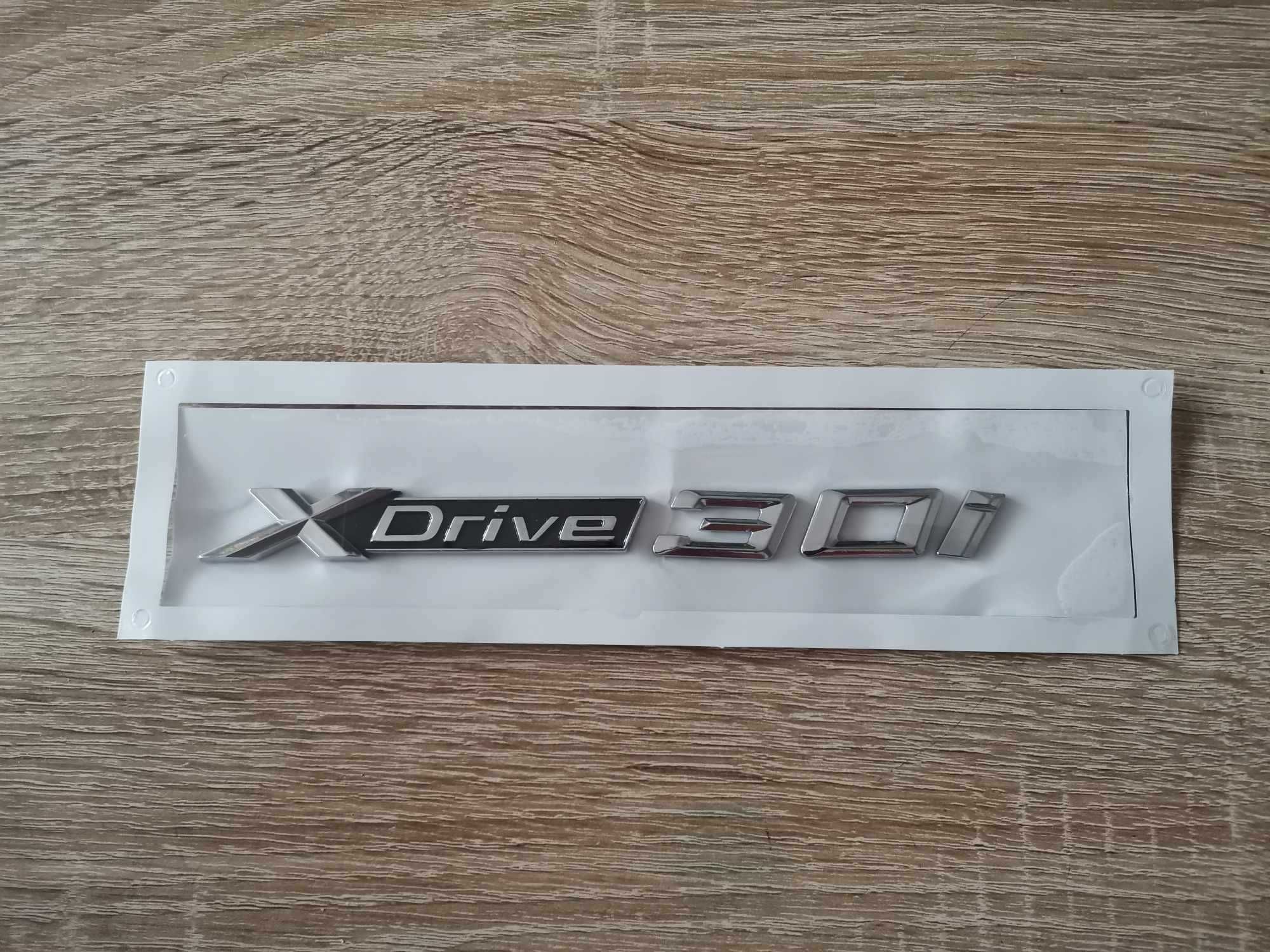сребрист надпис BMW Xdrive 30i
