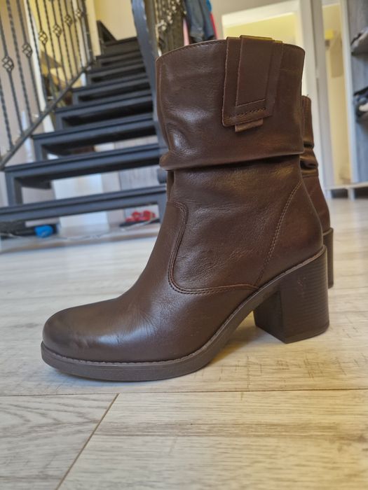 Ghete din pile naturala, maro, cu toc 7 cm,  marime 38