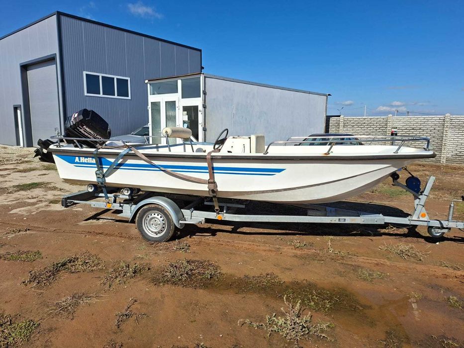 Barca trimaran Hellas cu motor Mercury 25-50 in doi timpi