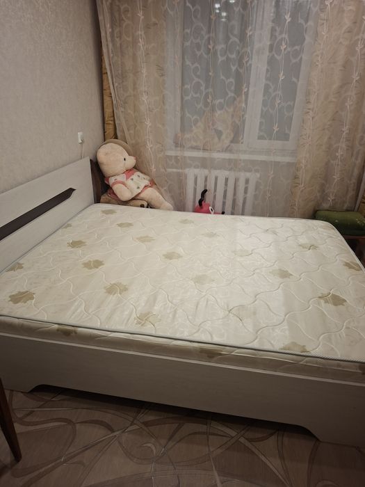 Двухспальная кровать с матрасом.