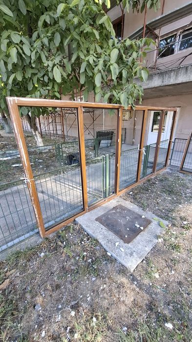 Vând 2 geamuri termopan și un balcon