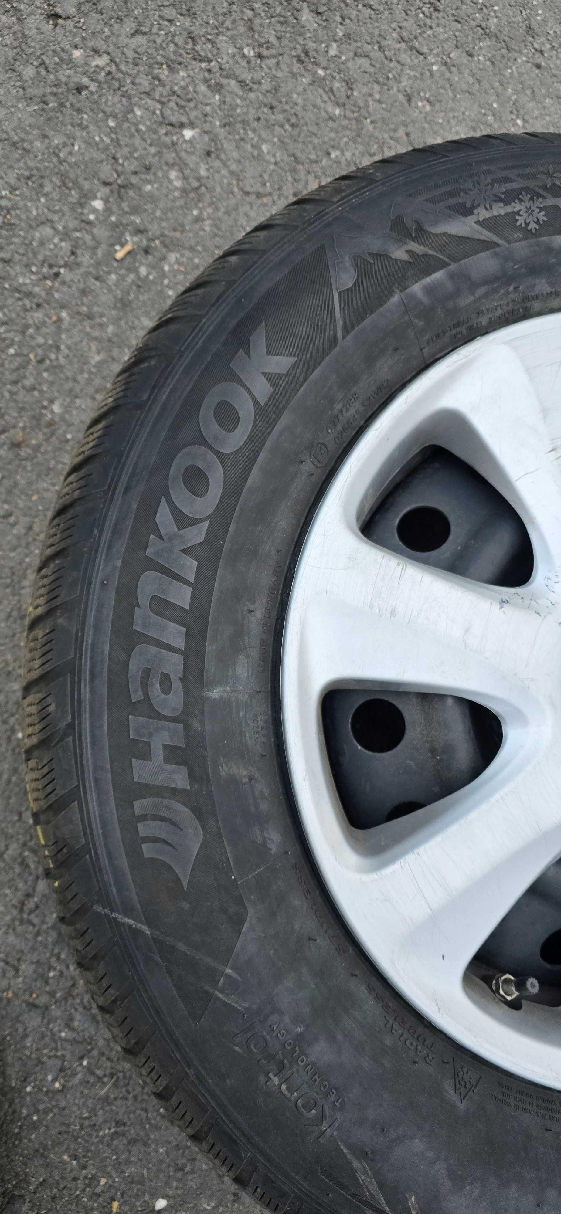 Vând cauciucuri de iarna Hankook 215/70 /R16 - 100T, JANTE si senzori.