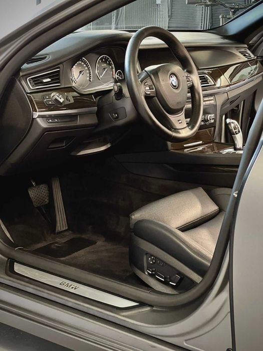 BMW 750i xDrive F01 • 2009 г. Индивидуален салон и боя сив мат