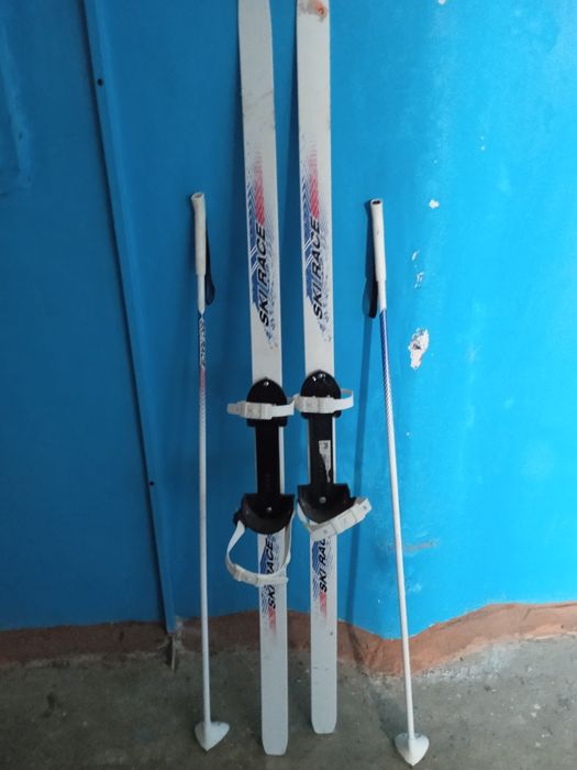 Снеговые лыжи с палками
