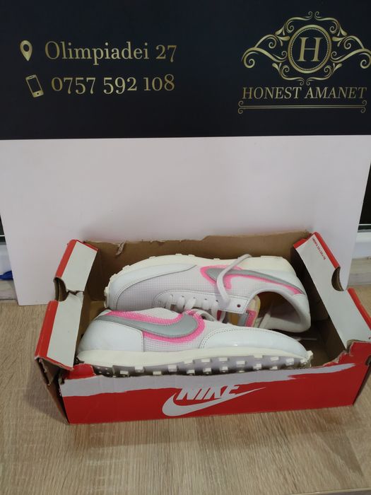 Adidasi Nike mărimea 40,5 cm