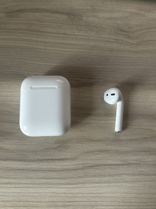 Airpods 2 (кейс и правый наушник)