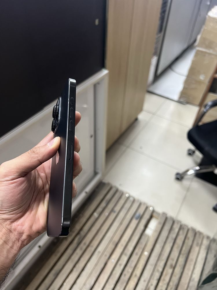 Iphone 16 pro max black sim karta!
