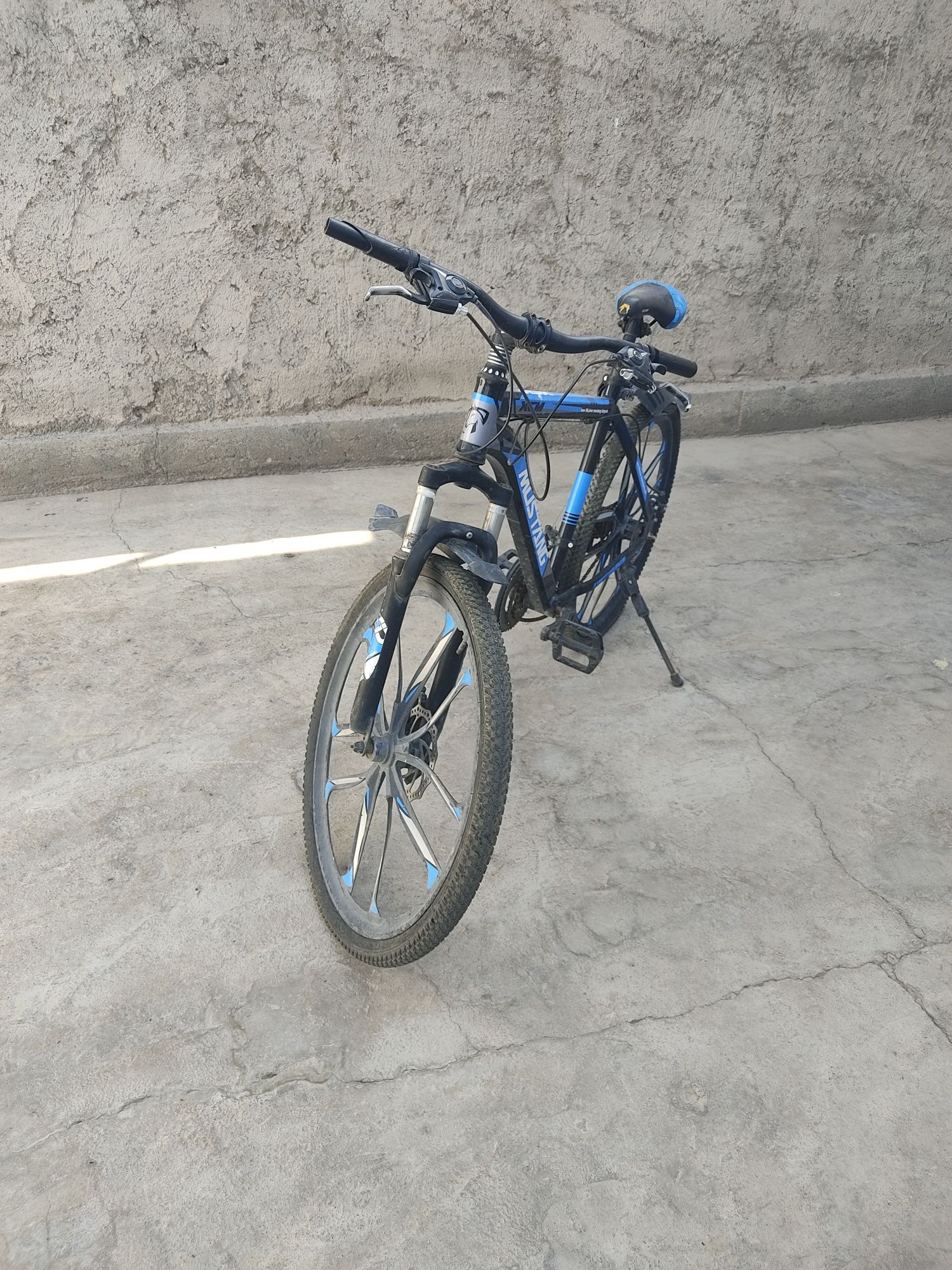 Velosiped yaxshi xolatda turibdi faqat oldi tormozi ishlamidi.
