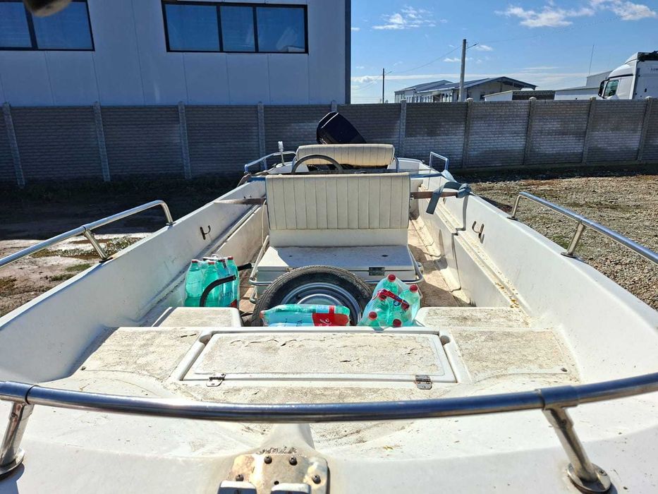 Barca trimaran Hellas cu motor Mercury 25-50 in doi timpi