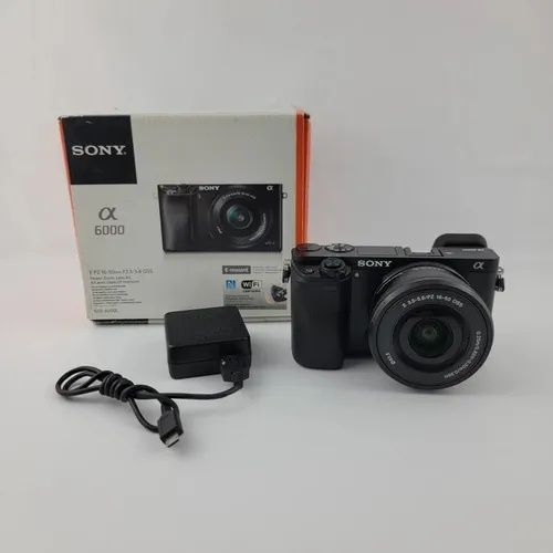 Vând aparat foto mirrorless Sony A6000, impecabil