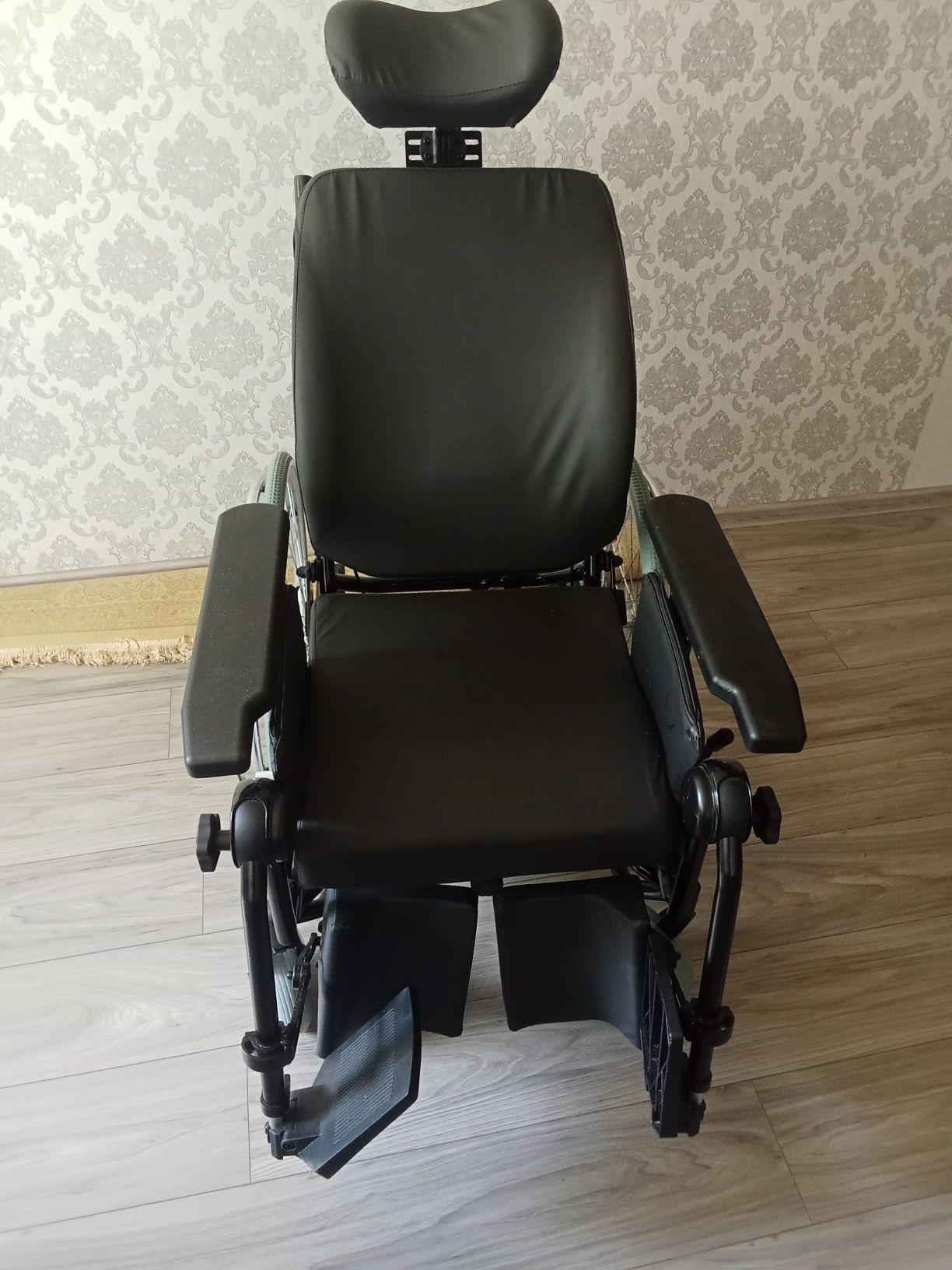 Продам инвалидную коляску новая