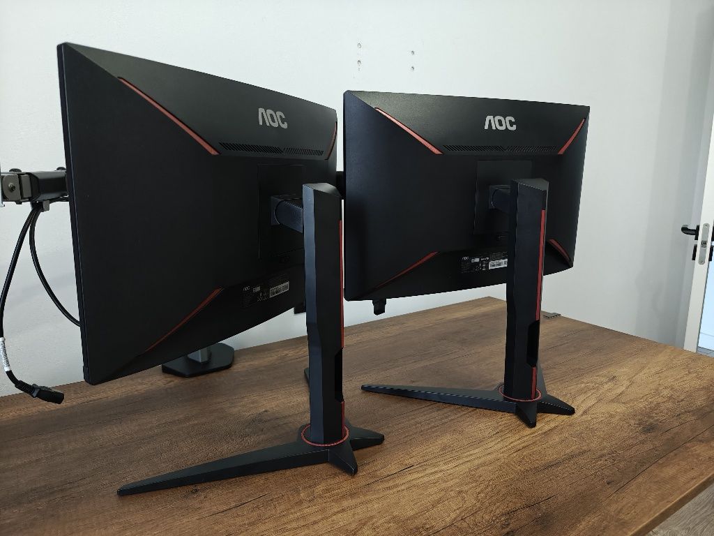 2 monitoare AOC gaming 144hz 24"