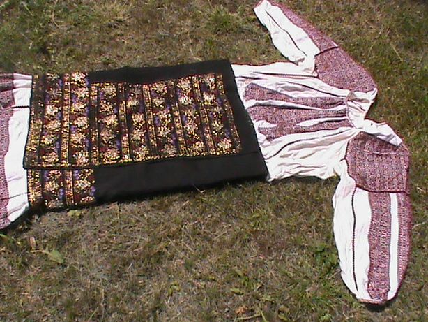 Costum popular Muscel de sarbatoare cu margele ace