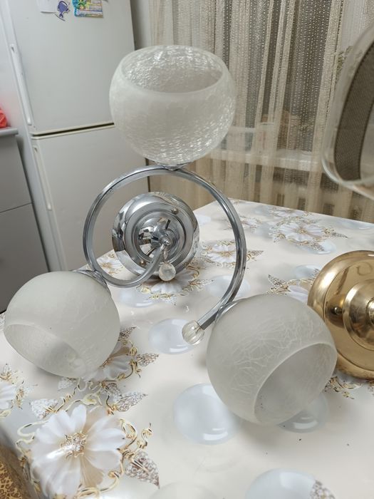 Две люстры в хорошем состоянии, трещин,осколов нет ,две за 5000 тг.