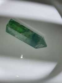 Floare de mina, mineral hexagonal verde transparent