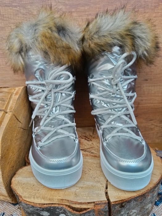 Дамски зимни апрески в сребристо сив цвят с пухче.