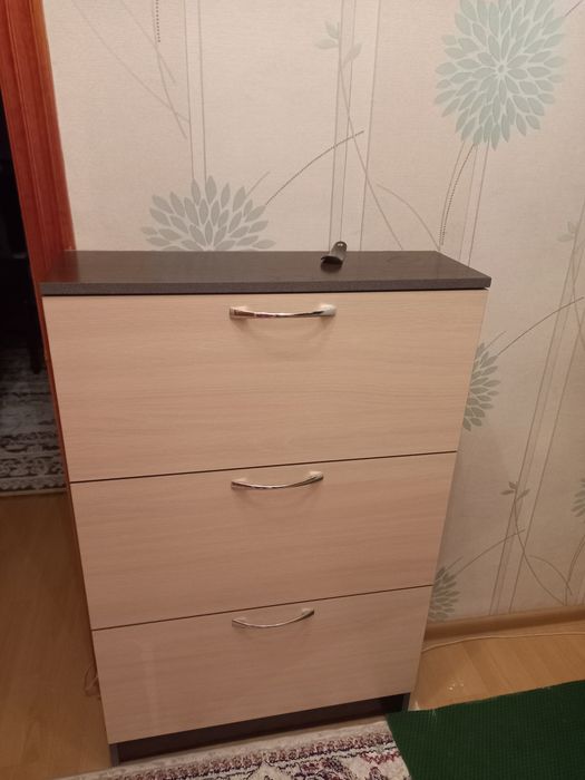 Продам прихожий и комод в отличном состоянии за 40.000 торг есть.