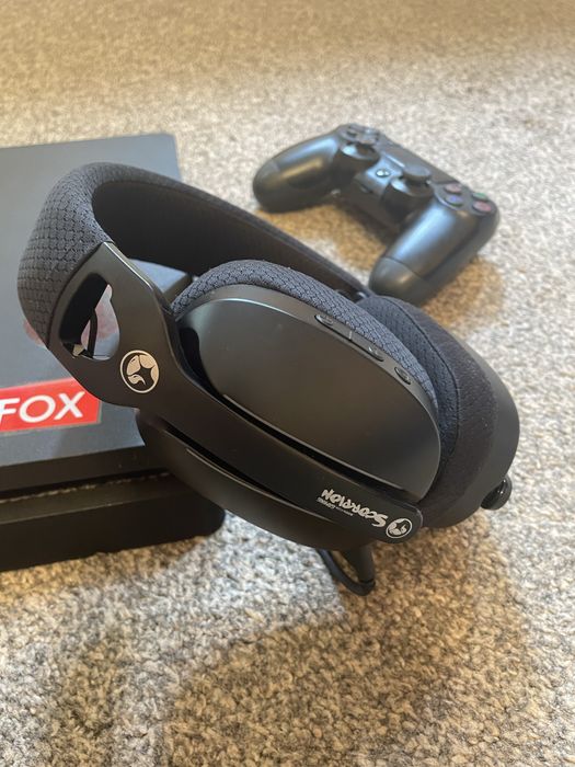 Vand playstation 4 slim ,10 jocuri,casti si controller