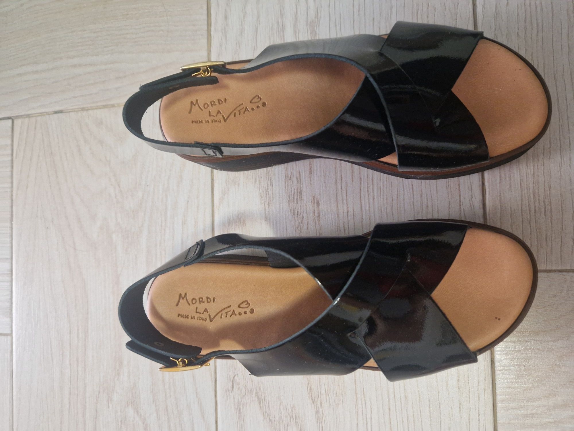 Sandale din piele lacuita, marimea 38, noi