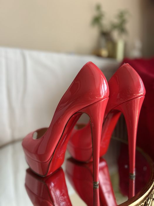 Pantofi Christian Louboutin lac-marime 37