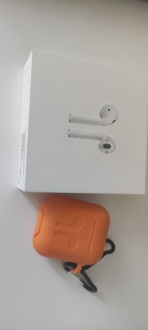 Продам оригинал кейс от Airpods 2
