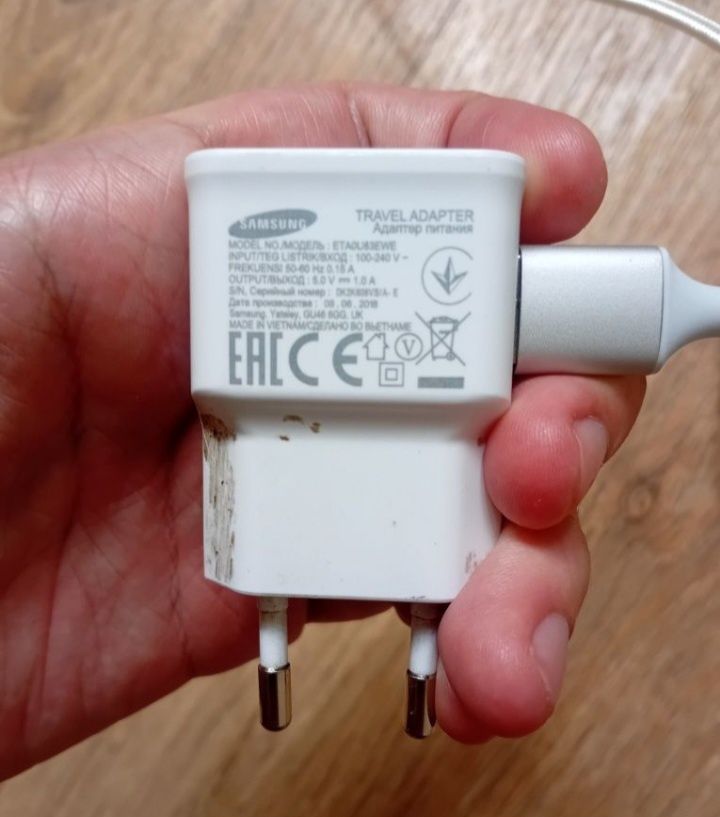 Продам оригинальную зарядку Самсунг с двумя кабелями микро USB и Type