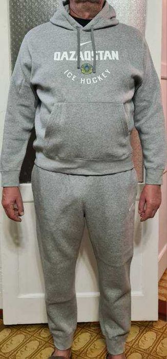 Продам спортивный костюм с капюшоном Nike тёплый с начёсом 52 р-р.