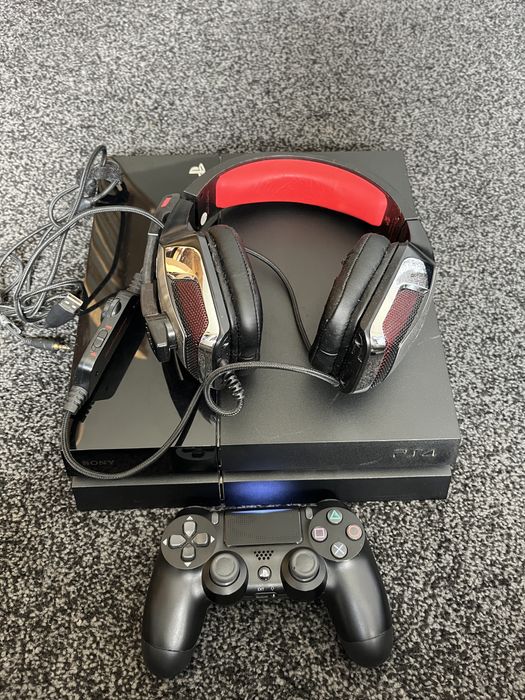 Playstation 4 със слушалки