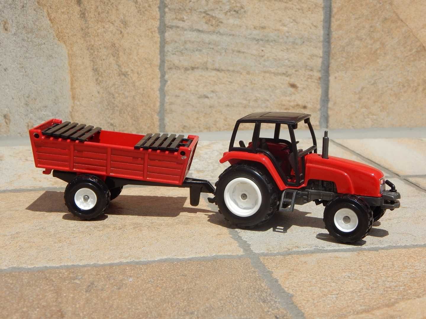 Macheta tractor agricol cu directie + remorca metalic Majorette 23 cm