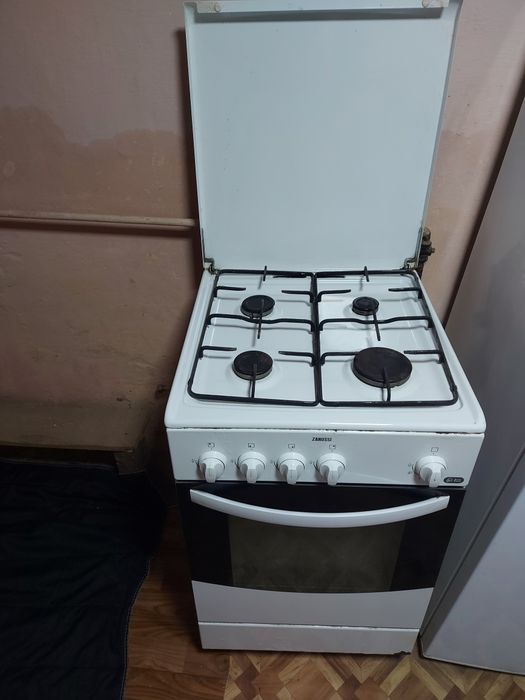 Frigider clasa A +  Aragaz Zanussi și Sobă Teracotă