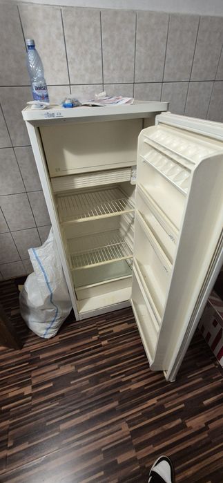 Vând frigider Arctic, înălțime 1.5 metri