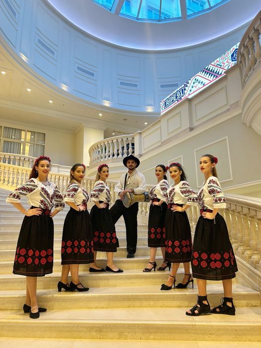 Dansatori profesionisti,ursitoare, hostesse sau animatori