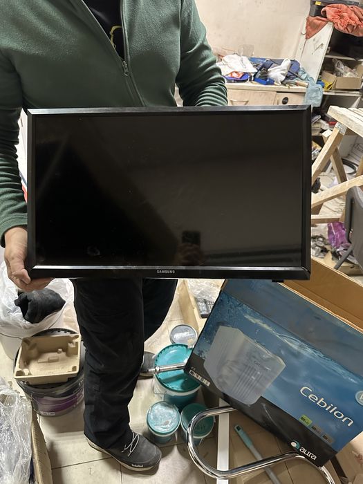 Телевизор Samsung с кронштейном